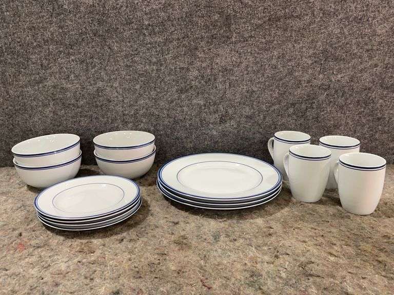 Amazon Basics 15 Piece Dinneware Set