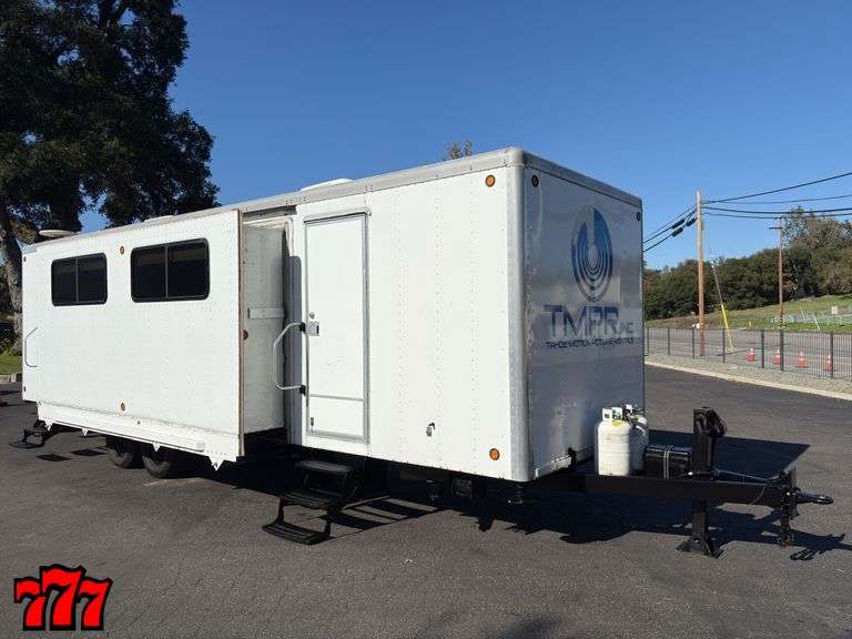 35’ Hair And Makeup Studio Trailer