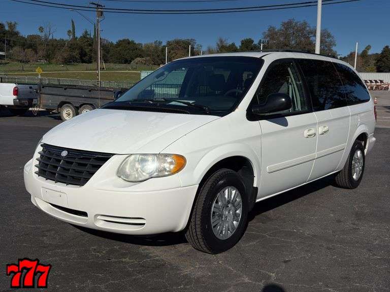 2006 Chrysler Town & Country w/94K Miles