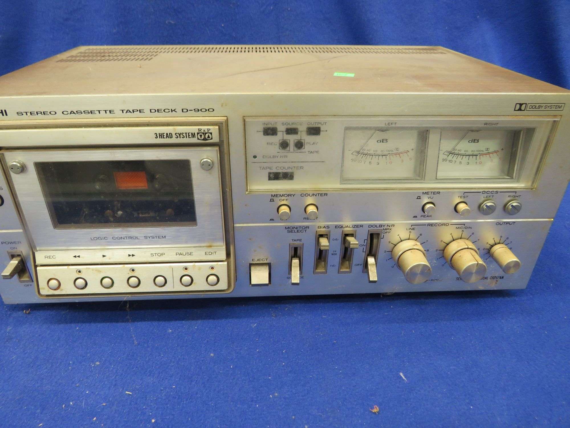 Hitachi stereo cassette deck D-900. Powers up - AAA Auction and Realty