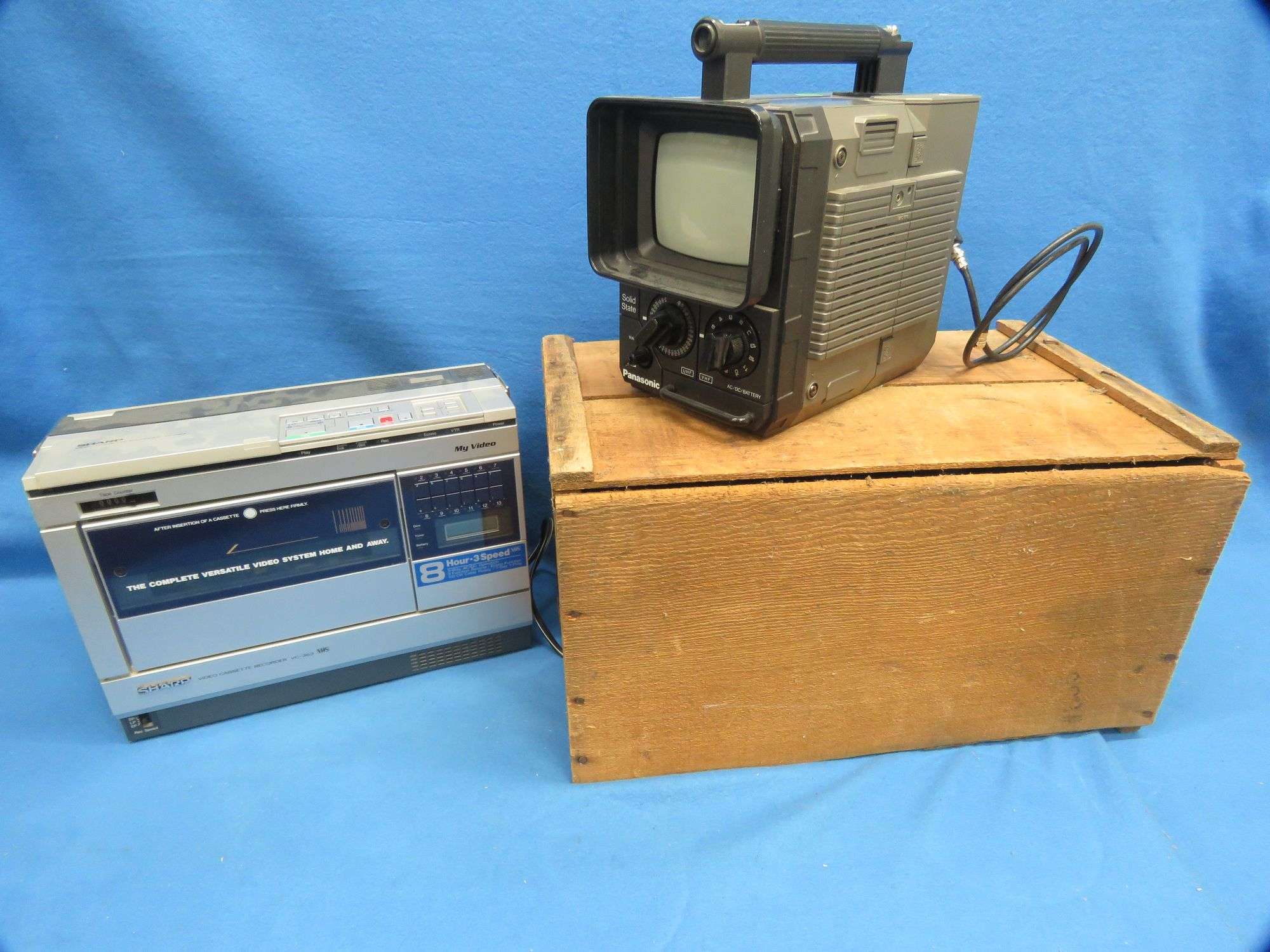 テレビ Panasonic privateVIERA Sharp Portable VCR VC-363, Panasonic Portable TV TR-555A, and