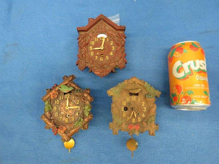 Two Keebler and one Lux vintage clocks for parts or repair