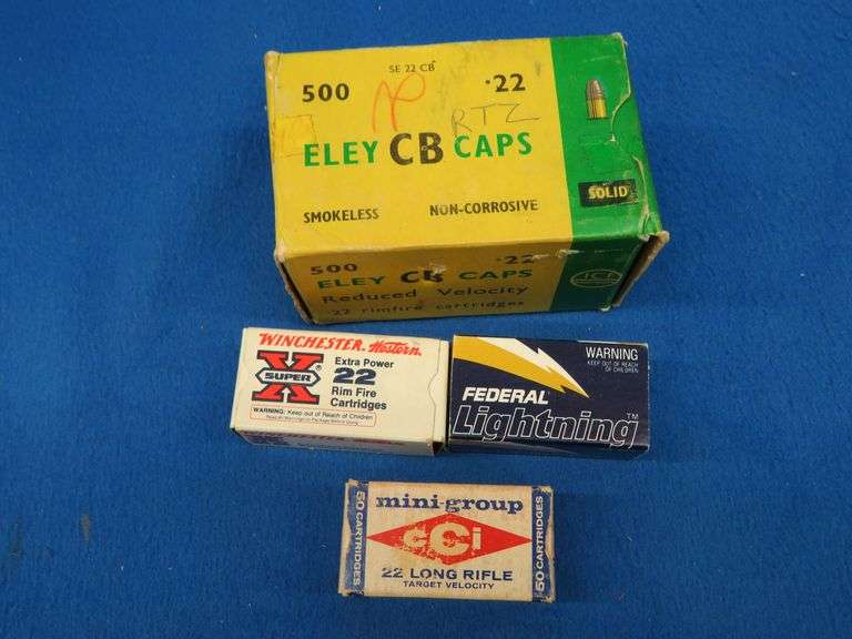 Over 100 mixed 22 rounds in old or vintage boxes