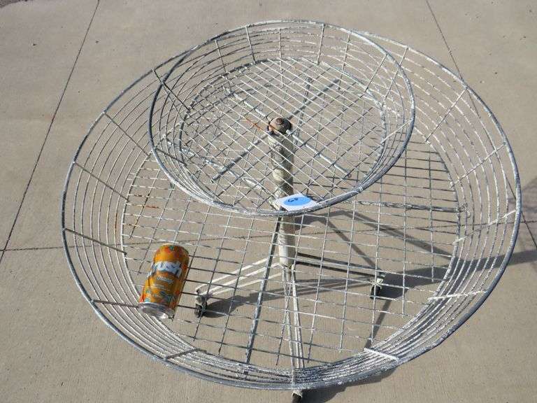 Rolling wire stand