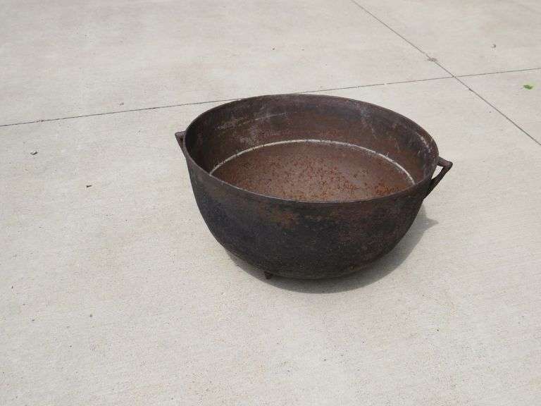 Vintage cast iron kettle 20" wide x 10 1/2" deep, has all three feet and the handle