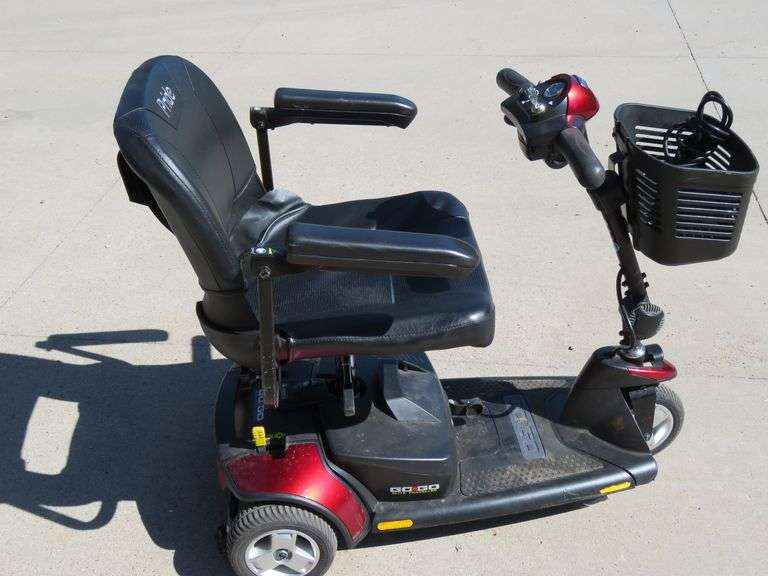 "GoGo" Elite Traveler Pride scouter. Complete and in excellent condition with two brand new batterie