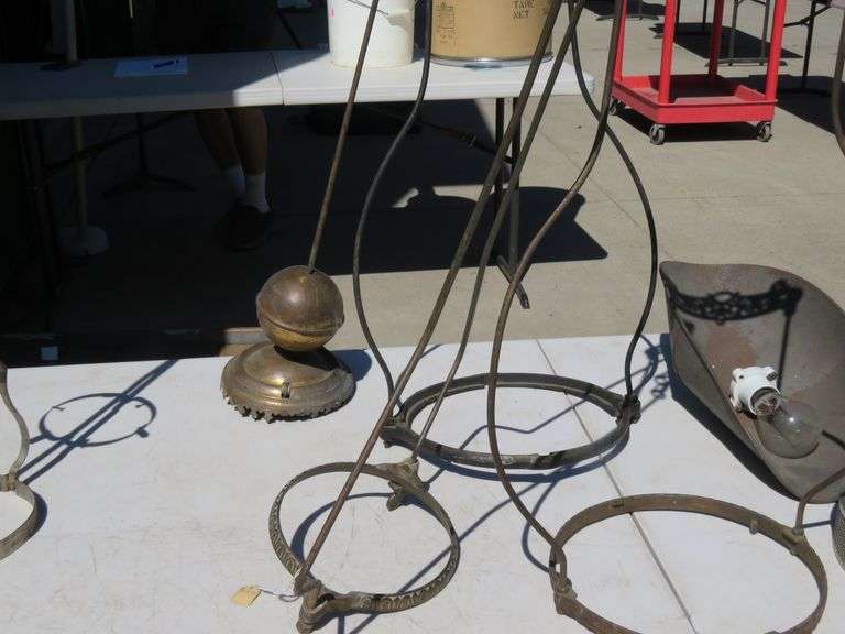 Wire frames for hanging lamps