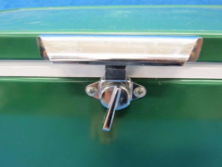 1985 Coleman metal sided cooler