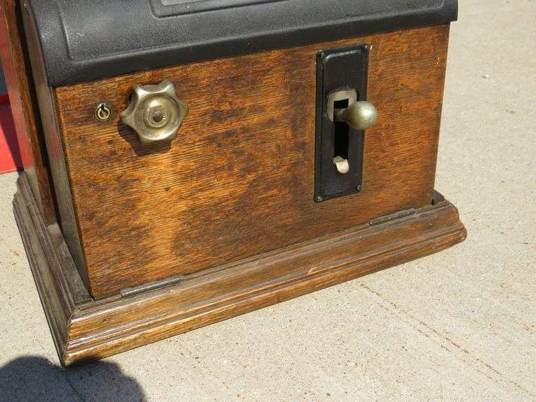 Antique International Time Recording Company time clock in oak case, missing keys, but otherwise app
