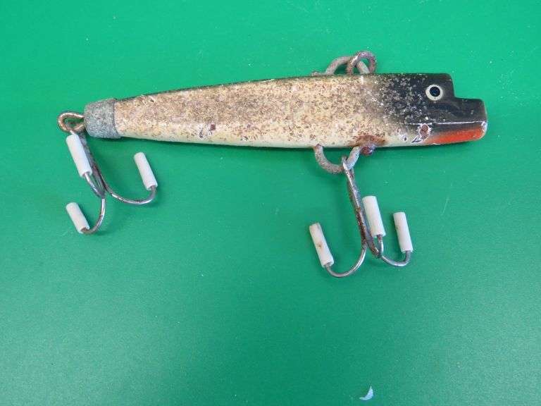 Vintage Shakespeare wooden 4 5/8" wiggle diver with a box bottom