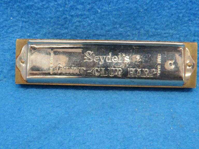 Seydel's 10-hole tremolo Glee Club harmonica in the key of C.  Sounds great.