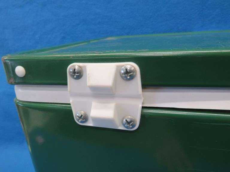 1985 Coleman metal sided cooler