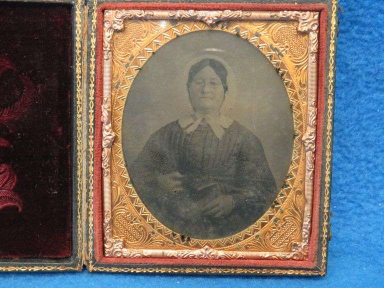 Antique tintype photo in a locking case.  Very good condition.