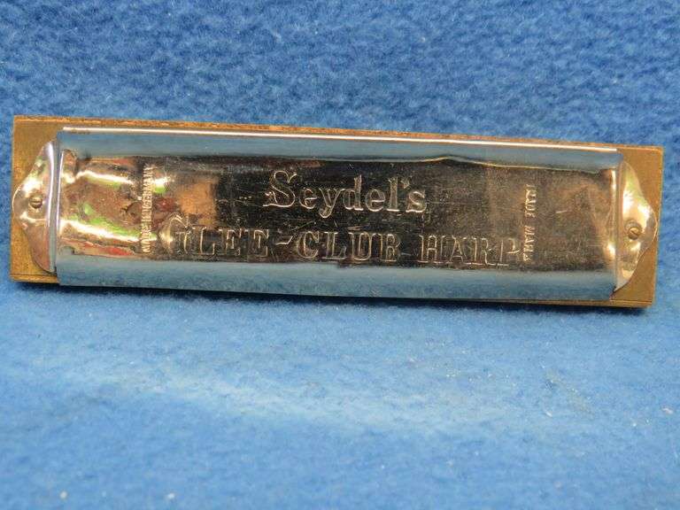 Seydel's 10-hole tremolo Glee Club harmonica in the key of C.  Sounds great.