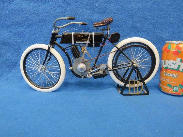 Xonex 1903 Harley-Davidson model.  Seat needs to be reglued.