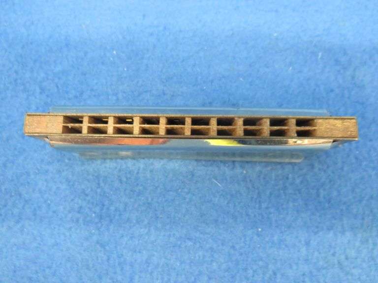 Seydel's 10-hole tremolo Glee Club harmonica in the key of C.  Sounds great.