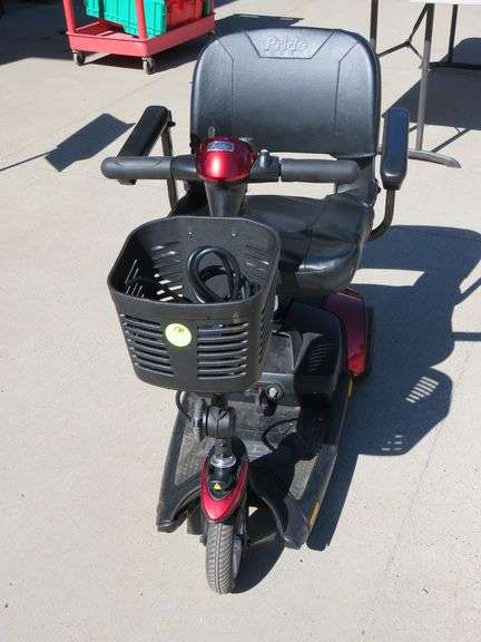 "GoGo" Elite Traveler Pride scouter. Complete and in excellent condition with two brand new batterie