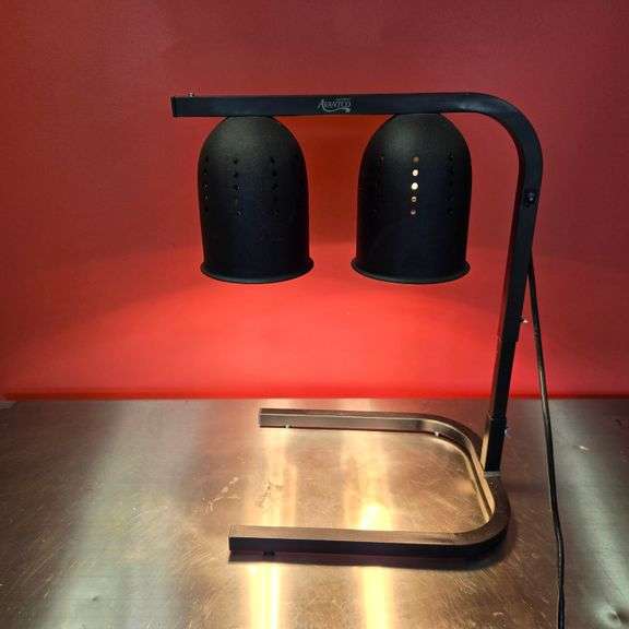 Like New Avantco 2 Bulb Free Standing Warmer