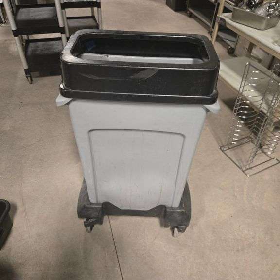 Rubbermaid 23 Gallon Slim Jim Trash Can with Dolly and Lid