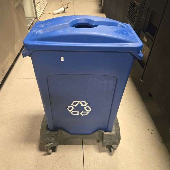 Rubbermaid 23 Gallon Slim Jim Trash Can with Dolly and Lid