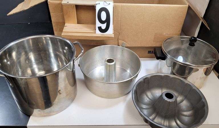 Box w/ Pans ~ Bundt Pan ~ Angel Food Cake Pan
