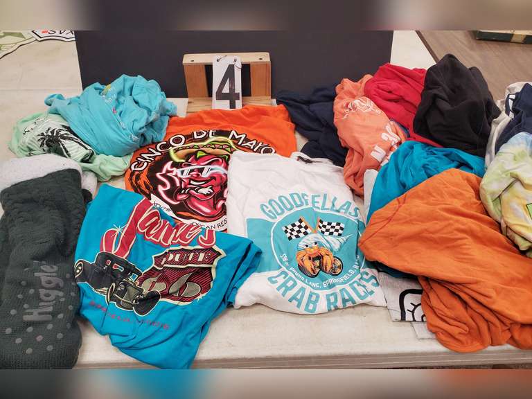 Box of Size XL & 2 XL T-Shirts & Insulated Huggle Socks