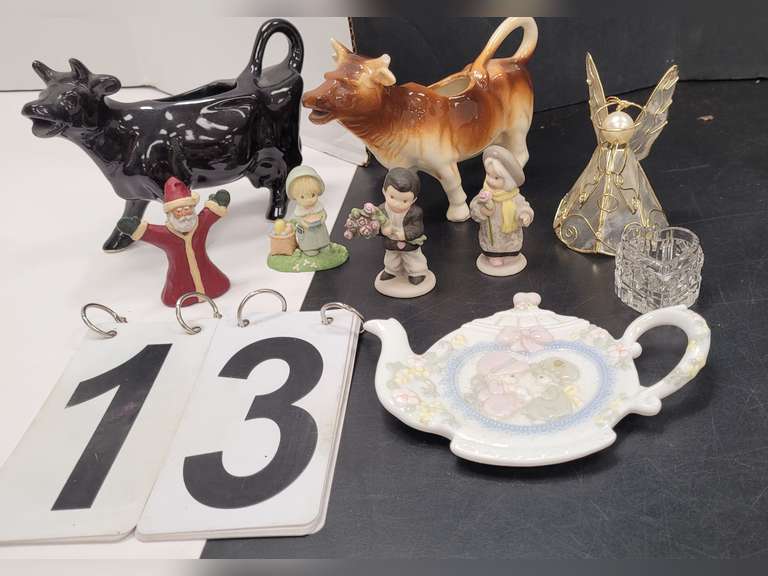 Flat w/ 2 Cow Creamers & Figurines