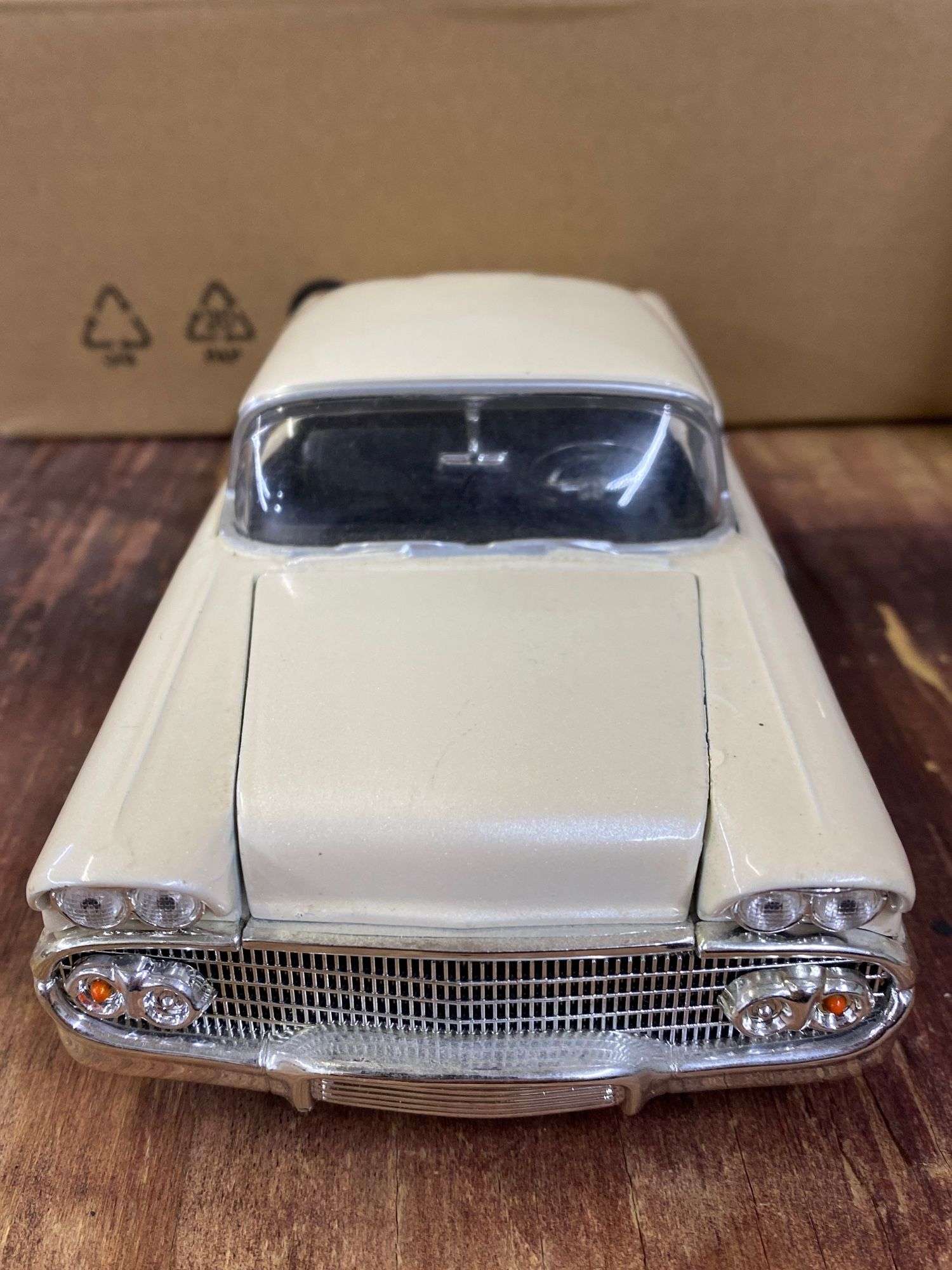 ミニカー JADA TOYS 1/24 1958 Chevy Impala Hardtop 1958 Chevy Impala Hard Top with Diecast Mosaic Tile, Silver