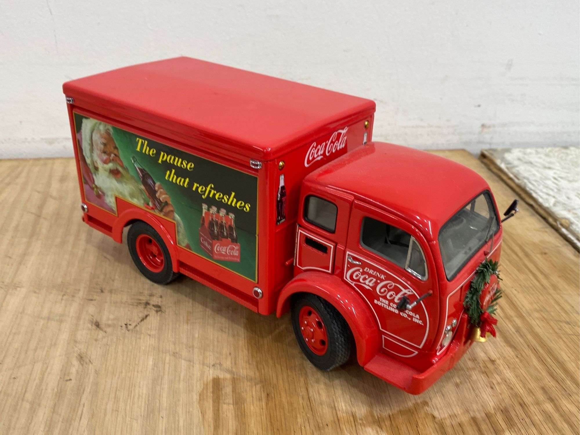 Danbury Mint Coca-Cola model truck with cases of cola. FR - Lil