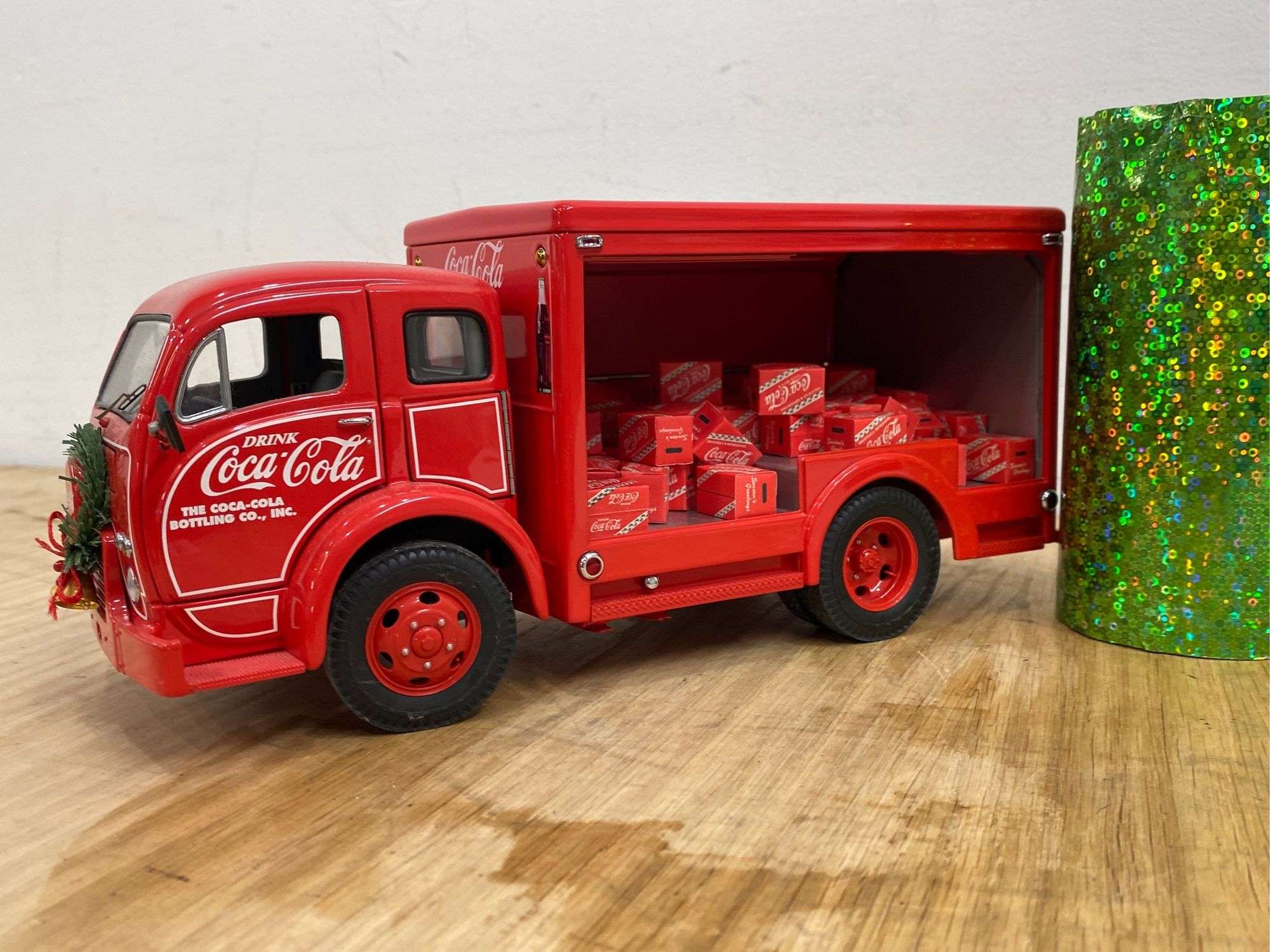 Danbury Mint Coca-Cola model truck with cases of cola. FR - Lil