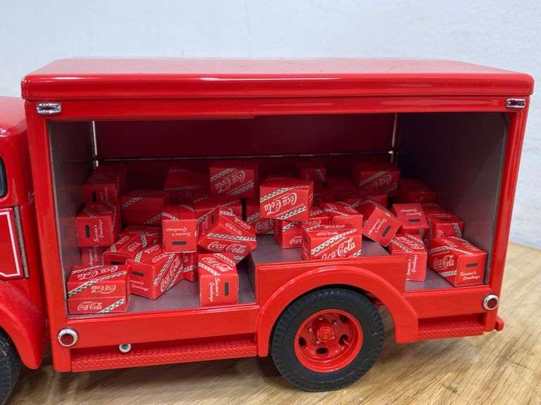 Danbury Mint Coca-Cola model truck with cases of cola. FR - Lil