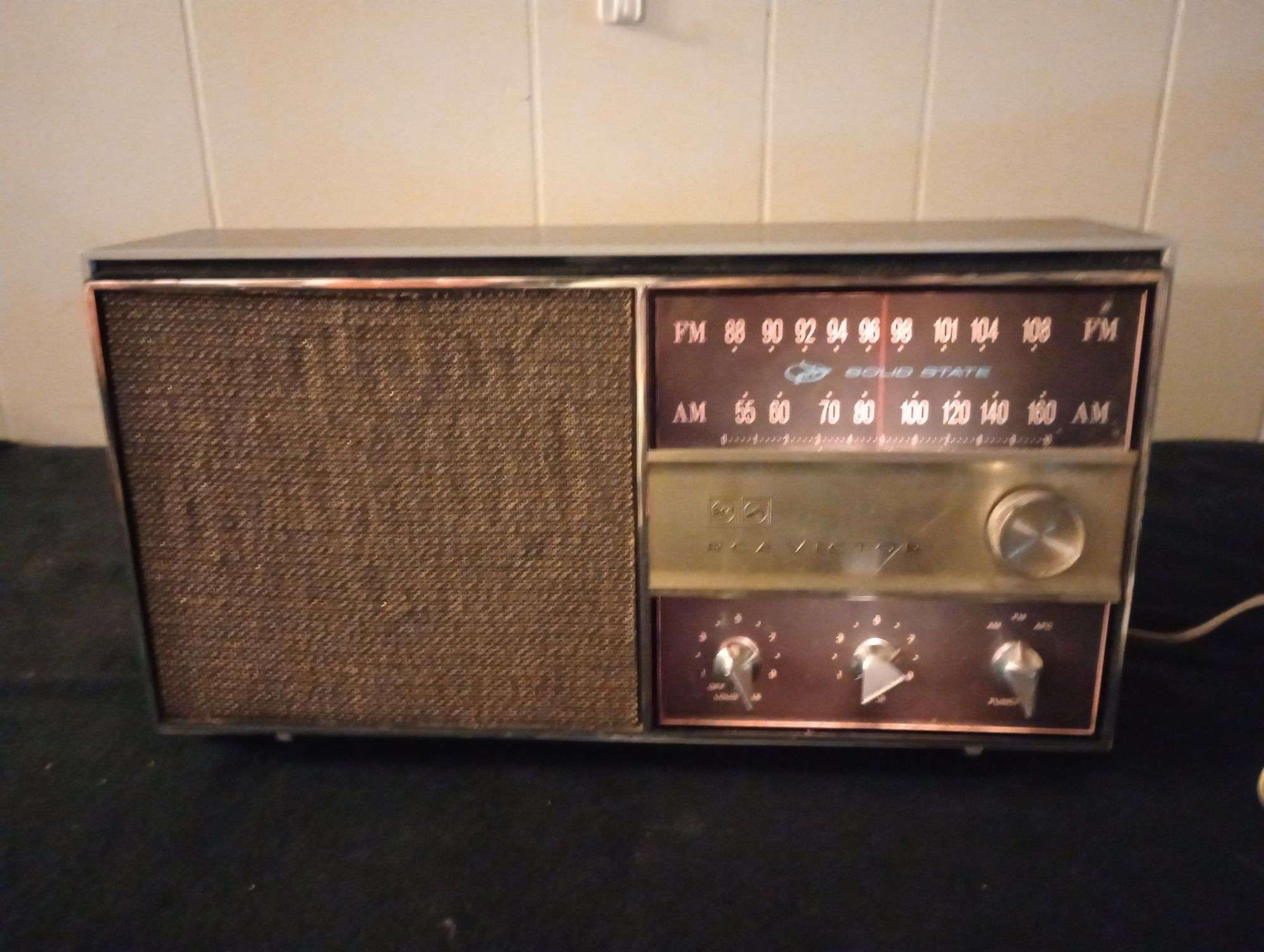 Vintage RCA Victor radio works - Lil Dusty Online Auctions - All