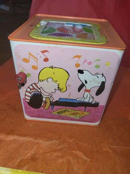 1966 Snoopy jack-n-box - Lil Dusty Online Auctions - All Estate