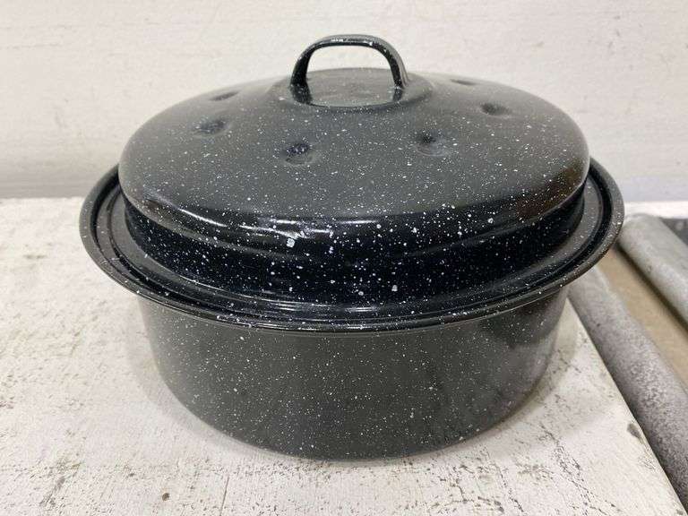 Variety of baking pans, Bundt pans and more. 2a Lil Dusty Online Auctions All Estate
