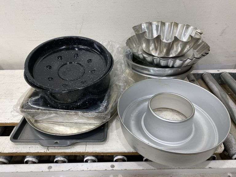 Variety of baking pans, Bundt pans and more. 2a Lil Dusty Online Auctions All Estate