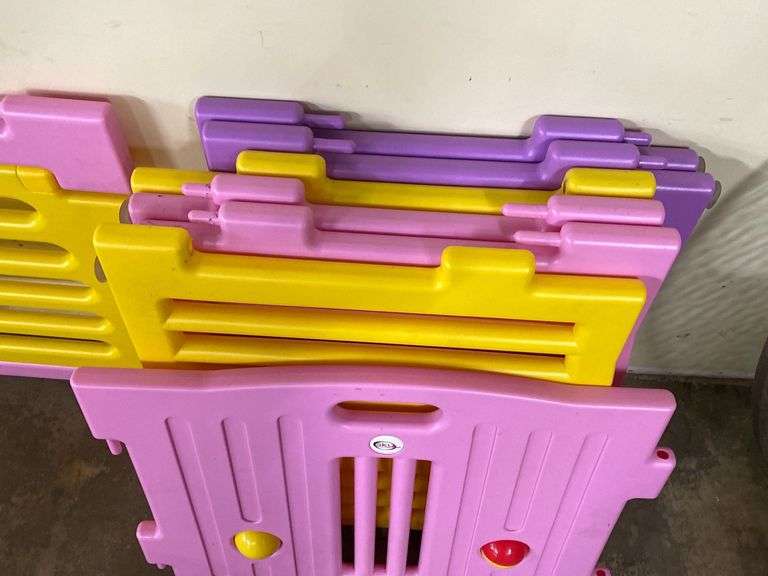 Sky Enterprises plastic play yard for toddlers/puppies/small dogs, 8