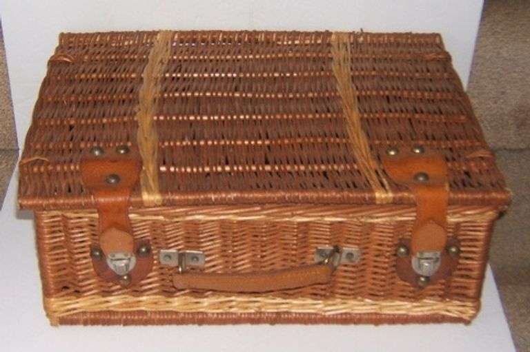 Vintage Wicker Picnic Basket - Excellent never used Condition - Lil ...