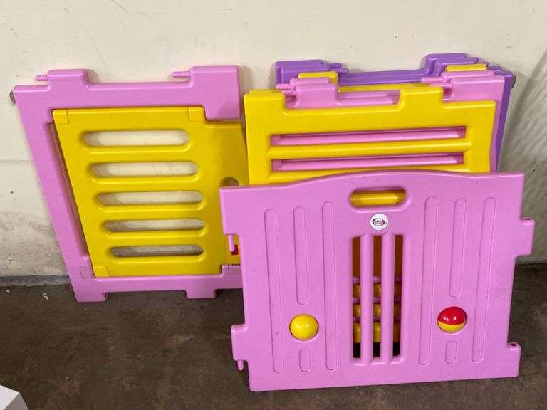 Sky Enterprises plastic play yard for toddlers/puppies/small dogs, 8