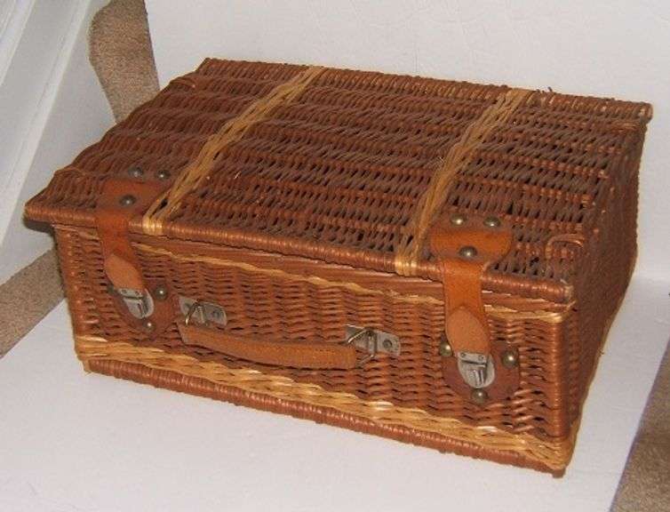 Vintage Wicker Picnic Basket - Excellent never used Condition - Lil ...