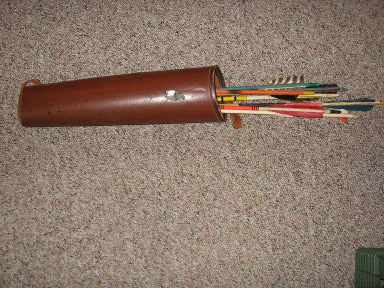 QUIVER AND 6 WOOD ARROWS