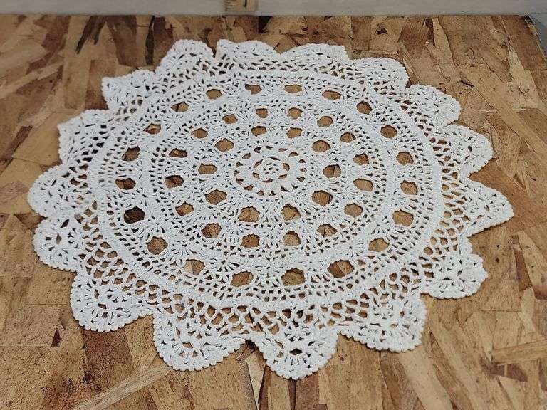VINTAGE LACE DOILIES, TABLECLOTH & MORE. 00A