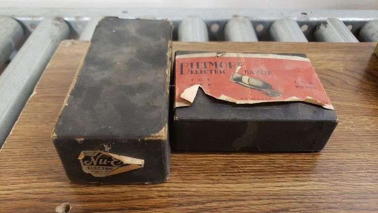 PAIR OF VINTAGE ELECTRIC RAZORS. 11B