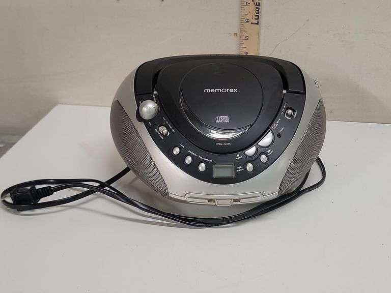 MEMOREX PORTABLE CD PLAYER / RADIO. 6C