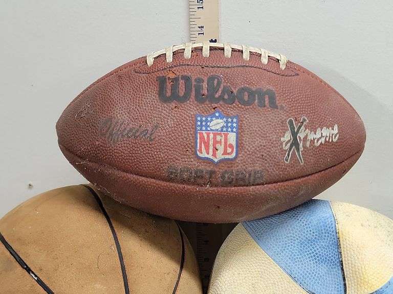 BASKETBALLS, FOOTBALL & AIRPUMP NIP. 18D