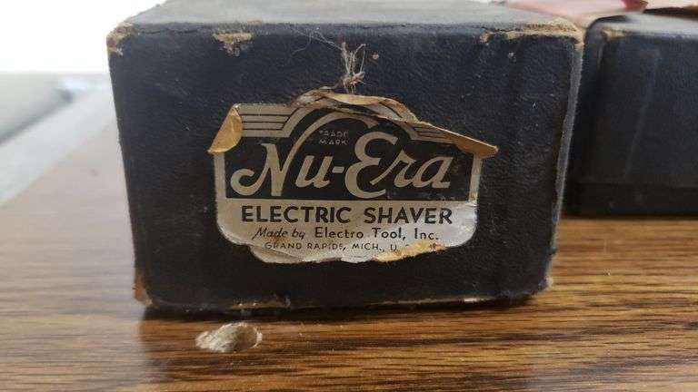 PAIR OF VINTAGE ELECTRIC RAZORS. 11B