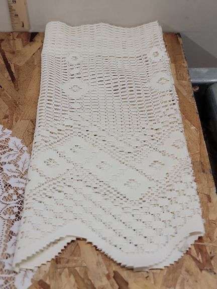 VINTAGE LACE DOILIES, TABLECLOTH & MORE. 00A