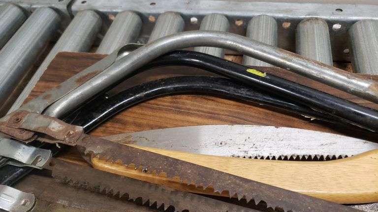 VARIOUS HANDSAWS AND HANDTOOLS. 00B