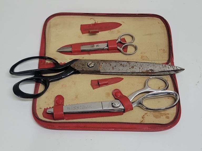 SET OF 3 VINTAGE WISS SCISSORS WITH PROTECTIVE CASE. 00B