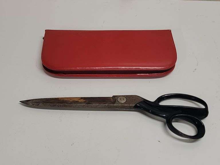 SET OF 3 VINTAGE WISS SCISSORS WITH PROTECTIVE CASE. 00B