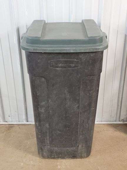 Rubbermaid Roughneck 50 Gallon Wheeled Trash Can